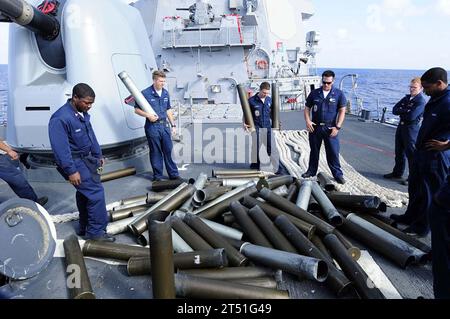 1010278913A-415 ATLANTISCHER OZEAN (27. Oktober 2010) Seeleute an Bord des Lenkraketenzerstörers USS Mitscher (DDG 57) holen nach einer sinkenden Übung leichte Kanonengehäuse der Kaliber 5 Zoll Mark 45/54 zurück. Mitscher und andere Schiffe der George H.W. Bush Carrier Strike Group feuerten Munition auf den Ex-Saturn ab. Marineblau Stockfoto