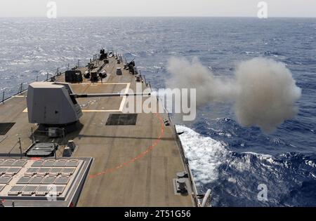 110712TB177-022 GOLF VON ADEN (12. Juli 2011) der Lenkraketenzerstörer USS Truxtun (DDG 103) feuert während einer Feuerübung seine leichte 5-Zoll/54-Kaliber (Mk 45) ab. Truxtun befindet sich in einem geplanten Einsatz, der die Maßnahmen zur Gefahrenabwehr im Seeverkehr und die Zusammenarbeit im Bereich der Theatersicherheit im Zuständigkeitsbereich der 5. US-Flotte unterstützt. Marineblau Stockfoto