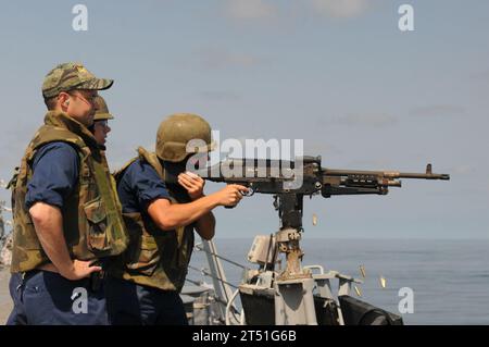 5 Zoll, Kaliber 54, Arabisches Meer, DDG 57, Deven B. King, Missile Destroyer, Leichtgewehr, M240B, Maschinengewehr, mk 45, USS Mitscher, Waffenübung Stockfoto