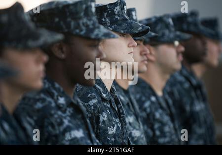 120206PB383-335 ARABISCHE GOLF (6. Februar 2012) Seeleute werden während einer Personalkontrolle an Bord des amphibischen Transportdocks USS New Orleans (LPD 18) beobachtet. New Orleans und einschiffte Marines, die der 11th Marine Expeditionary Unit (11th MEU) zugeordnet sind, werden als Teil der Makin Island Amphibious Ready Group eingesetzt, um die maritimen Sicherheitsoperationen und die Zusammenarbeit im Bereich der Theatersicherheit im Zuständigkeitsbereich der 5th Fleet zu unterstützen. Marineblau Stockfoto