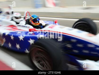 1101166499D-230 SAKHIR, Bahrain (16. Januar 2011) Jeff Sinden, Fahrer und Miteigentümer des modifizierten zweisitzigen Dallara IZOD IndyCar Series Rennwagens, nimmt ein Militärangehöriger, der dem Commander, Task Group (CTG) 56,1 zugewiesen ist, auf eine Fahrt während des Stopps der Indy 500 Centennial Tour in Bahrain mit. Die 10-tägige Kulanz-Tour bringt den in Europa und im Nahen Osten eingesetzten Servicemitarbeitern zum 100. Jahrestag der Indianapolis 500. CTG 56,1 bietet Maßnahmen zur Gefahrenabwehr im Seeverkehr und zur Zusammenarbeit im Bereich der Gefahrenabwehr im Theater im Zuständigkeitsbereich der 5. US-Flotte. Marineblau Stockfoto