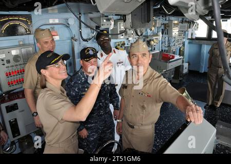 1002233289C-519 ROTA, Spanien (23. Februar 2010) der Vize-ADM Harry B. Harris Jr., Kommandeur der 6. US-Flotte, begibt sich mit Kapitän Cindy Thebaud, dem Kommandeur der Africa Partnership Station West, auf der Brücke des Amphibienschiffes USS Gunston Hall (LSD 44). Gunston Hall ist auf einem geplanten Einsatz nach Westafrika und unterstützt APS West, eine internationale Initiative, die von Naval Forces Europe und Naval Forces Africa entwickelt wurde. Marineblau Stockfoto