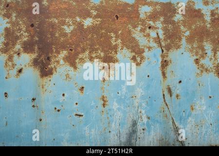 Alte blaue, rostige Metalltür Stockfoto