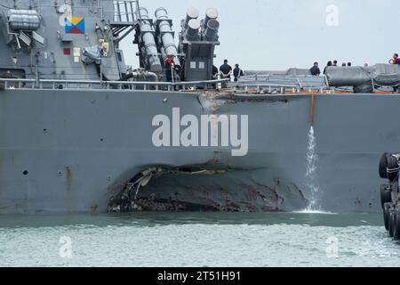 170821OU129-022 MARINEBASIS CHANGI, REPUBLIK SINGAPUR (21. August 2017) Schäden an der Hafenseite sind sichtbar, wenn der Raketenzerstörer USS John S. McCain (DDG 56) in Richtung Changi Naval Base, Republik Singapur fährt. nach einer Kollision mit dem Handelsschiff Alnic MC auf dem Weg östlich der Straße von Malakka und Singapur. Erhebliche Schäden am Rumpf führten zu einer Überschwemmung der in der Nähe befindlichen Bereiche, einschließlich Liegeplätze für die Besatzung, Maschinen und Kommunikationsräume. Die Schadensbegrenzung durch die Besatzung verhinderte weitere Überschwemmungen. Der Vorfall wird untersucht. Marineblau Stockfoto