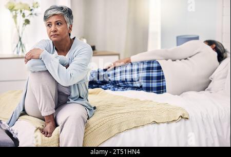 Ältere Frau, Scheidung und traurig im Schlafzimmer mit Depression oder frustriert in der Ehe mit Untreue. Kampf, Angst und ältere Frau mit Problem in Stockfoto