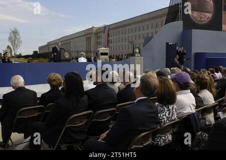 0809117203C-013 WASHINGTON (11. September 2008) Präsident George W. Bush spricht bei der Einweihungszeremonie des Pentagon Memorial am 11. September 2008. Die Gedenkstätte ist die erste, die den Toten im Pentagon am 11. September 2001 gewidmet ist. Die Stätte enthält 184 beschriftete Gedenkeinheiten zu Ehren der 59 Menschen an Bord des American Airlines Fluges 77 und der 125 im Gebäude, die ihr Leben verloren haben. (DOD Stockfoto