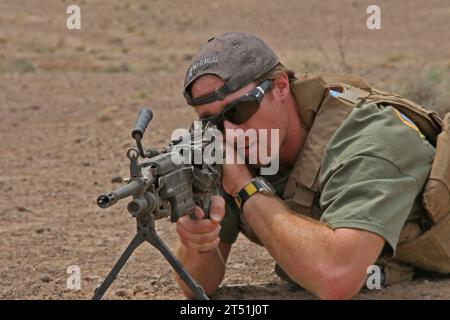 1003293599F-098 DJIBOUTI (29. März 2010) der Nationalspieler Drew Brees von den New Orleans Saints nimmt an einer Trainingsübung mit Marines Teil, die der 24. Marine Expeditionary Unit (24. MEU) in Djibouti als Teil einer USO-Tour zugeteilt wurden. Billy Miller von den New Orleans Saints und Donnie Edwards von den Kansas City Chiefs waren ebenfalls Teil der Tour. Marines, die der 24. MEU zugeteilt wurden, führten eine Reihe von nachhaltigen und bilateralen Schulungen zusammen mit den französischen und dschibuti-Militärs durch. (U.S. Marine Corps Stockfoto