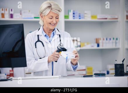 Leitender Apotheker, Frauen- und Scannerpillen, Kassierer mit Medizin und Apotheke, digitaler Barcode und Lagerbarcode. Pharmazeutisches Geschäft, Tablettenbox und Stockfoto