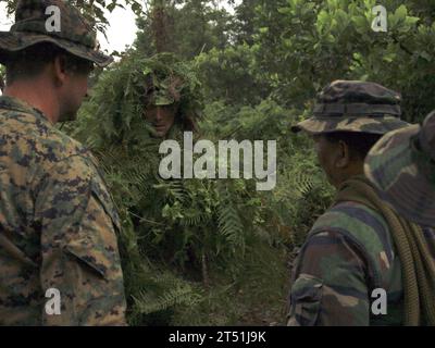 111217FW834-012 KUANTAN, Malaysia (17. Dezember 2008) Pfadfinderschützen der Waffenkompanie, des Bataillons Landing Team 3/1, der 11. Marine Expeditionary Unit (11. MEU) nehmen während der Übung Kilat Eagle an einer Stalking-Übung mit Scharfschützen der malaysischen Armee Teil, eine bilaterale Trainingsübung zwischen Marines und Seeleuten der 11. MEU und Soldaten der malaysischen Armee. Die Einheit aus Camp Pendleton, Kalifornien, ist an Bord des amphibischen Angriffsschiffs USS Makin Island (LHD 8), des amphibischen Transportdockschiffs USS New Orleans (LPD 18) und des amphibischen Docklandeschiffs USS Pearl Harbor (LSD) Stockfoto