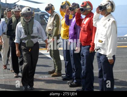 0910228607R-006 SAVU SEA (22. Oktober 2009) an Bord des amphibischen Angriffsschiffs USS Bonhomme Richard (LHD 6), dem Premierminister der Demokratischen Republik Timor-Leste, Xanana Gusmao. Seeleute und Marines der Bonhomme Richard Amphibious Ready Group und der einschifften 11th Marine Expeditionary Unit nehmen an der MAREX 2009 Teil, einer multilateralen Übung, die die Zusammenarbeit mit der Timor-Leste und den australischen Militärs fördert. Marineblau Stockfoto