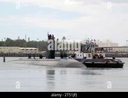 0710159486C-006 PEARL HARBOR, Hawaii (15. Oktober 2007) - U-Boot der Los Angeles-Klasse USS Greeneville (SSN 772) startet von der Marinestation Pearl Harbor. Greeneville verließ Pearl Harbor zur Portsmouth Naval Shipyard in Kittery, Maine, für eine 13-monatige Depot-Modernisierung. US Navy Stockfoto