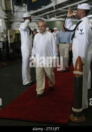 0910171200S-076 DILI, Timor-Leste (17. Oktober 2009) Präsident der Demokratischen Republik Timor-Leste Jose Ramos-Horta wird an Bord des amphibischen Angriffsschiffs USS Bonhomme Richard (LHD 6) angeflogen. Seeleute und Marines der Bonhomme Richard Amphibious Ready Group und der 11th Marine Expeditionary Unit (11th MEU) nehmen an der Marine Expeditionary Expeditionary Unit 2009 Teil, einer multilateralen Übung zur Förderung der Zusammenarbeit im Bereich der Theatersicherheit durch zivile Aktionsprogramme und Schulungen mit den Timor-Leste und australischen Militärs. Navy veröffentlicht Stockfoto