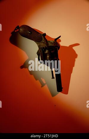 Pistolenpistole künstlerische Fotografie Bucheinband Design. Stockfoto