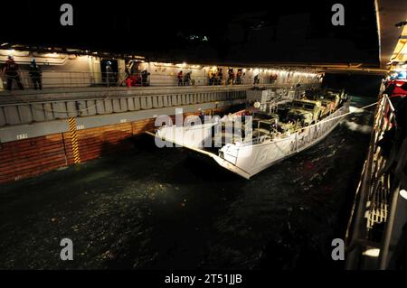 1012063659B-358 PACIFIC OCEAN (6. Dezember 2010) Seeleute an Bord des amphibischen Dock-Landungsschiffs USS Comstock (LSD 45) dienen als Linienführer, Sicherheitsbeobachter und Teamleiter als Landungsschiff-Dienstprogramm der Assault Craft Unit (ACU) 1, mit Marines, die dem Combat Logistics Battalion (CLB) 13 zugewiesen sind. betritt das Deck des shipХs Brunnens. Comstock, Teil der Boxer Amphibious Readiness Group (ACU-1, CLB-13) und der 13th Marine Expeditionary Unit (13th MEU), sind auf dem Weg vor der Küste Südkaliforniens und nehmen an Zertifizierungsübungen Teil, um sich auf einen Einsatz im Jahr 2011 vorzubereiten. Marineblau Stockfoto