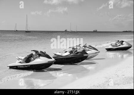 Bridgetown, Barbados - 12. Dezember 2015: Wasserfahrzeuge am Sommerstrand im Urlaub. Stockfoto