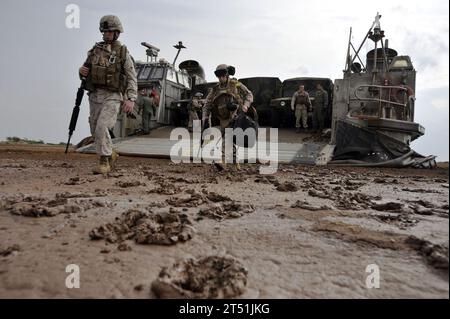 0904010506A-222 DSCHIBUTI (1. April 2009) Marines der 13. Marine Expeditionary Unit (13. MEU) verlassen ein Luftkissen des Landungsbootes, nachdem sie während einer Übung am Strand in der Nähe von Camp Lemonier, Dschibuti, gelandet sind. Die Soldaten wurden vom amphibischen Angriffsschiff USS Boxer (LHD 4) zum Strand gebracht, das Flaggschiff der Combined Task Force 151, einer multinationalen Task Force, die Piraterie im Golf von Aden, im Arabischen Meer, im Indischen Ozean und im Roten Meer aufspürt und abschreckt. (US Navy Stockfoto