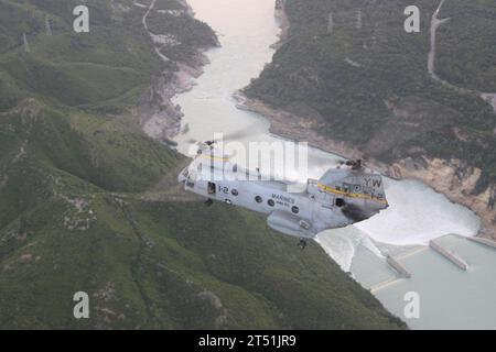 1008273497D-990 PROVINZ KHYBER-PAKHTUNKHWA, Pakistan (27. August 2010) Ein Seekorps CH-46E Sea Knight Hubschrauber, der der Weißen Knights of Marine Medium Helicopter Squadron (HMM 165) (verstärkt) zugewiesen wurde, fliegt über den Tarbela Damn auf dem Weg nach Kohistan, Pakistan, während humanitärer Hilfsmaßnahmen in der Provinz Khyber-Pakhtunkhwa. (U.S. Navy Stockfoto