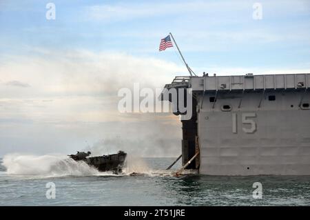111012YX169-338 ATLANTIC, Ocean (12. Oktober 2011) ein amphibisches Angriffsfahrzeug, das der 2. Marine-Division aus Camp Lejeune, N.C. zugewiesen ist, fährt vor der Küste North Carolinas vor dem Hecktor des amphibischen Transportschiffes USS Ponce (LPD 15). Ponce befindet sich im ersten Teil seiner letzten Ausbildungsrunde und der Anlaufhäfen, bevor es 2012 stillgelegt wird. Marineblau Stockfoto