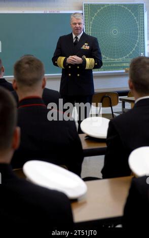 0712178273J-042 LAFAYETTE, Ind. (17. Dezember 2007) Chief of Naval Operations (CNO) ADM. Gary Roughead beantwortet Fragen während eines All-Hands-Anrufs mit Studenten des Reserve Officer Training Corps (ROTC) vor einer Zeremonie der Tri-Service-Inbetriebnahme an der Purdue University. US Navy Stockfoto