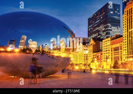 Die Leute machen nachts Fotos im Cloud Gate (The Bean) im Zentrum von Chicago, Illinois, USA. Stockfoto