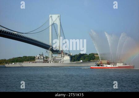 0705236525D-001 NEW YORK (23. Mai 2007) - der Lenkraketenkreuzer USS Hue City (CG 66) unterquert die Verrazano Narrows Bridge in den Hafen von New YorkХs während der Parade der Schiffe zu Beginn der Flottenwoche New York 2007. Während der 20. Jährlichen Flottenwoche in New York nehmen fast 3.000 Seeleute, Marines und Küstenwache an Memorial Day-Paraden Teil, arbeiten freiwillig mit lokalen Gemeindeorganisationen zusammen und erleben die Stadt. US Navy Stockfoto
