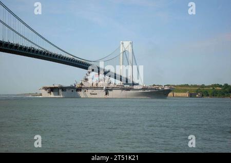 0705236525D-005 NEW YORK (23. Mai 2007) - das Amphibienschiff USS Wasp (LHD 1) unterquert die Verrazano Narrows Bridge und erreicht den Hafen von New YorkХs 2007. Während der 20. Jährlichen Flottenwoche in New York nehmen fast 3.000 Seeleute, Marines und Küstenwache an Memorial Day-Paraden Teil, arbeiten freiwillig mit lokalen Gemeindeorganisationen zusammen und erleben die Stadt. US Navy Stockfoto
