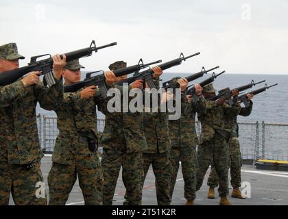 0703124124C-005 PAZIFISCHER OZEAN (12. März 2007) - Marines der 1st Marine Aircraft Wing Unit (MAU) aus Okinawa, Japan, führen auf dem Flugdeck des Dock-Landungsschiffes USS Harpers Ferry (LSD 49) ein Übungsfeuer mit 21 Kanonen durch. 1. MAU wird einen Gruß mit 21 Kanonen abfeuern, während der 62. Gedenkfeier der Schlacht von Iwo Jima am 14. März. Die an Bord befindlichen Marines und Seeleute des Schiffes auf Sasebo haben die Möglichkeit, die Erinnerung zu beobachten und mehr über die gefallenen Soldaten dieser historischen Schlacht aus dem Zweiten Weltkrieg zu erfahren. US Navy Stockfoto