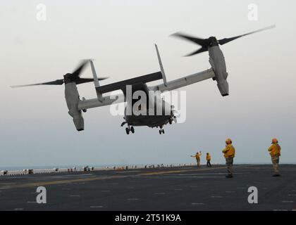 0911068132M-120 U.S. 5TH FLEET AREA OF RESPONSIBILITY (6. November 2009) ein MV-22B Osprey aus der mittleren Tiltrotor-Geschwader 263 (verstärkt), 22nd Marine Expeditionary Unit, startet vom amphibischen Angriffsschiff USS Bataan (LHD 5). Die Flugzeuge wurden nach Camp Bastion in Afghanistan geflogen, wo sie zur VMM-261 überführt und zur Unterstützung der 2. Marine Expeditionary Brigade eingesetzt werden. Dies ist das erste Mal, dass das Flugzeug in Afghanistan eingesetzt wird. Die 22. MEU dient als Theaterreserve für das US-Zentralkommando. Marineblau Stockfoto