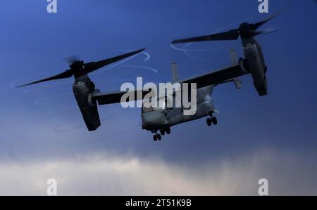 110602OS574-220 MITTELMEER (2. Juni 2011) eine MV-22B Osprey, die der Marine Medium Tiltrotor Squadron (VMM) 263 (verstärkt) zugewiesen wurde, von der 22. Marine Expeditionary Unit (22. MEU) startet vom Amphibien-Transportschiff USS Mesa Verde (LPD 19) der San Antonio-Klasse. Mesa Verde wird als Teil der Bataan Amphibious Ready Group eingesetzt und unterstützt maritime Sicherheitsoperationen und Kooperationsbemühungen im Bereich der Theatersicherheit in der 6. US-Flotte Stockfoto