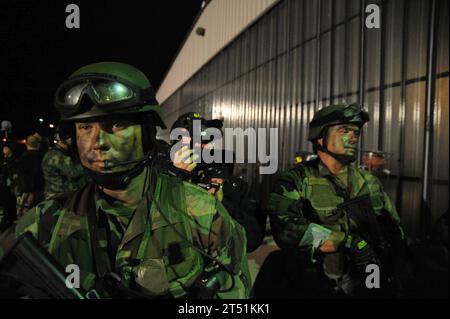 0808122959L-206 CAMARILLO, Kalifornien (12. August 2008) dreizehn aus der Westküste stammende Navy SEALS spielen in einer Szene für eine kommende Episode der Fernsehserie 24 am Flughafen von Camarillo. Der Produzent der Show bat um die Teilnahme des Naval Special Warfare Command, um den Szenen Realismus zu verleihen. Die Robben stürzten sich aus Hubschraubern und griffen während der Dreharbeiten eine Terrorzelle an. Die Episode wird im Januar 2009 auf Fox ausgestrahlt. Marineblau Stockfoto