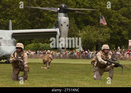 110528KZ372-032 EAST MEADOW, N.Y. (28. Mai 2011) Marines der 24th Marine Expeditionary Unit (24th MEU) führen im Rahmen der Fleet Week New York 2011 einen Hubschrauberangriff auf den Eisenhower Park durch. Die Flottenwoche feiert seit 1984 die Seeschifffahrt in New York City und ist eine Gelegenheit für die Bürger von New York und dem umliegenden Dreistaatengebiet, Seeleute, Marines und Küstenwache zu treffen und die Möglichkeiten der heutigen Seeschifffahrt aus erster Hand zu sehen. (U.S. Marine Corps Stockfoto