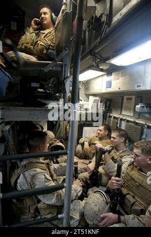 0911055319A-040 ATLANTISCHER OZEAN (5. November 2009) Marines der 24th Marine Expeditionary Unit (24th MEU) bereiten sich auf einem Luftkissen des Landungsbootes (LCAC) auf dem Brunnendeck des amphibischen Angriffsschiffs USS Nassau (LHA 4) vor. Einheiten der Marine und des Marine Corps führen während einer Composite Unit Training (COMPTUEX) einen simulierten Angriff auf die Strände von Camp Lejuene N.C. durch. COMPTUEX ist eine kombinierte Übung vom 23. Oktober bis 17. November 2009 vor der Ostküste von Virginia bis Florida. Marineblau Stockfoto