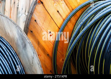 Digitales Glasfaserkabel, das vor der Installation auf Fässern gelagert wird Stockfoto