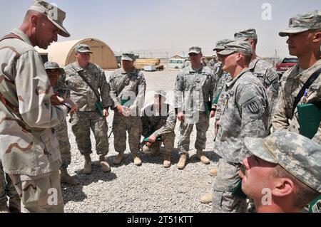 110617IA881-144 CAMP LETHERNECK, Afghanistan (17. Juni 2011) Hauptmann Allan M. Stratman, Kommodore der Task Force Overlord, spricht mit Soldaten, die der 309. Mobility Augmentation Company, dem Ingenieur-Bataillon 863d, zugeteilt wurden, nachdem sie mit Purple Heart Medaillen ausgezeichnet wurden. Die 12 Soldaten wurden bei improvisierten Sprengkörperangriffen auf ihre Streckenräumfahrzeuge verwundet. Die Einheiten unterstützen die Task Force Overlord in Afghanistan. Die Task Force, die von Seabees geleitet wird, die dem 25th Naval Construction Regiment zugeordnet sind, ist für die Bau- und Bauingenieurwesen im Süden, Südwesten und Westen zuständig Stockfoto