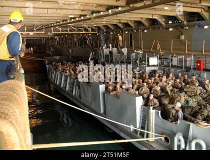 0811253392P-059 PERSISCHER GOLF (25. November 2008) Marines der 26th Marine Expeditionary Unit (26 MEU) besteigen das amphibische Dock-Landungsschiff USS Carter Hall (LSD 50) in einem Landungsschiff der Assault Craft Unit (ACU) 2. Carter Hall wird in das Einsatzgebiet der 5th Fleet mit der Iwo Jima Strike Group eingesetzt , um Operationen zur Gefahrenabwehr im Seeverkehr durchzuführen . Marineblau Stockfoto