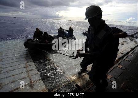 1009198335D-416 PHILIPPINE SEA (19. September 2010) Marines, die der 31st Marine Expeditionary Unit (31st MEU) in einem Kampfkautschuk-Aufklärungsboot zugeteilt wurden, nähern sich dem Hecktor des amphibischen Dock-Landungsschiffes USS Harpers Ferry (LSD 49). Harpers Ferry ist auf Patrouille im westlichen Pazifik und Teil der Essex Amphibious Ready Group, die an Valiant Shield 2010 teilnimmt, einer integrierten gemeinsamen Trainingsübung zur Verbesserung der Interoperabilität zwischen den US-Streitkräften. Marineblau Stockfoto