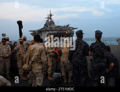 1102288607R-014 GULF OF THAILAND (28. Februar 2011) Seeleute, die dem vorwärtsgerichteten amphibischen Angriffsschiff USS Essex (LHD 2) und der Royal Cambodian Navy zugeteilt sind, sehen Essex von einem Landungsschiff aus, nachdem sie das Brunnendeck des Schiffes verlassen haben. Die Essex Amphibious Ready Group und die 31st Marine Expeditionary Unit (31st MEU) nehmen an der maritimen Übung 2011 Teil, einem Besuch im Bereich der Zusammenarbeit im Bereich der Theatersicherheit, um die Interoperabilität zu verbessern und die Fähigkeiten des US-Militärs und der Royal Kambodschanischen Streitkräfte zu verbessern. Marineblau Stockfoto