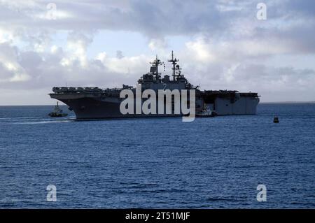 0901296692A-014 SEE OF JAPAN (29. Januar 2009) das amphibische Angriffsschiff USS Essex (LHD 2) fährt aus der Marineeinrichtung White Beach, Okinawa, um an der Übung Cobra Gold 09 teilzunehmen. Cobra Gold ist eine jährlich von Thailand und den Vereinigten Staaten gesponserte militärische Übung zur Ausbildung von Mitarbeitern der thailändischen, US-amerikanischen und singapurischen Coalition Task Force. Marineblau Stockfoto