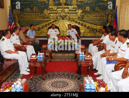 1102268607R-052 SIHANOUKVILLE, Kambodscha (26. Februar 2011) Kapitän David Fluker, 2. Von links, Befehlshaber des Amphibienangriffsschiffs USS Essex (LHD 2), Oberst Andrew Macmannis, 3. Von links, Befehlshaber der 31. Marine Expeditionary Unit (31. MEU) und Kapitän Bradley Lee, Mitte links, kommandeur der Amphibienstaffel 11 spricht mit dem hinteren ADM. Ouk Seyha, Mitte rechts, Befehlshaber der Ream Navy Base in Sihanoukville, Kambodscha, über Maritime Exercise (MAREX) 2011. MAREX 11 ist ein Besuch bei der Zusammenarbeit im Bereich der Theatersicherheit, um die Interoperabilität zu verbessern und die Fähigkeiten des zu verbessern Stockfoto