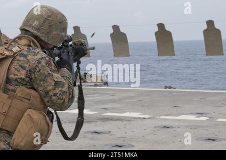 111020ER662-327 SÜDCHINESISCHE SEE (20. Oktober 2011) – Ein Marine, der der 31st Marine Expeditionary Unit zugeteilt ist, feuert sein Gewehr auf 25 Yards entfernte Ziele, während einer Feuerübung auf dem Flugdeck des vorgelagerten amphibischen Transportdocks USS Denver (LPD 9). Denver ist Teil der Essex Amphibious Ready Group und betreibt Aktivitäten im Westpazifik. Marineblau Stockfoto