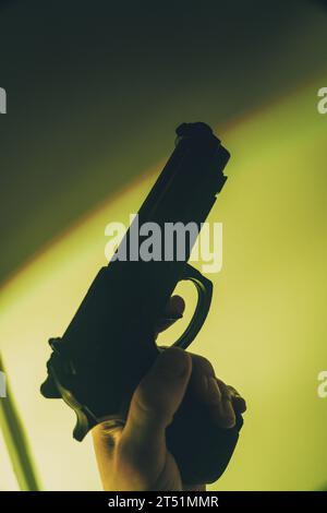 Pistolenpistole künstlerische Fotografie Bucheinband Design. Stockfoto