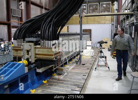 0711287676W-058 DAHLGREN, Virginia (28. November 2007) Jim Poyner, leitender Ingenieur, Waffenwaffenzweig, das Büro für Naval Research führt eine letzte Inspektion vor der Prüfung der 32-Megajoule Elektro-magnetischen Laborschiene durch, die sich im Naval Surface Warfare Center Dahlgren Division befindet. US Navy Stockfoto