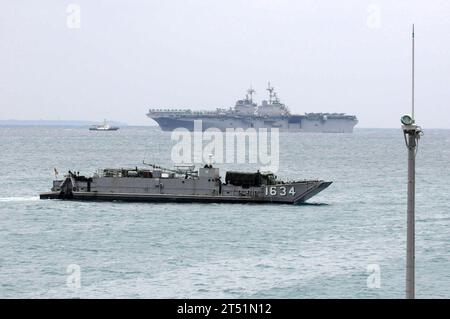 1101276692A-111 OKINAWA, Japan (27. Januar 2011) Landing Craft Utility (LCU) 1634 transportiert LKW und Rüstungen, die der 31. Marine Expeditionary Unit (31. MEU) zugewiesen sind, zu den Schiffen der Essex Amphibious Ready Group. Die 31. MEU und die Essex Amphibious Ready Group sind im westlichen Pazifik angelaufen und laufen auf dem Weg. Marineblau Stockfoto