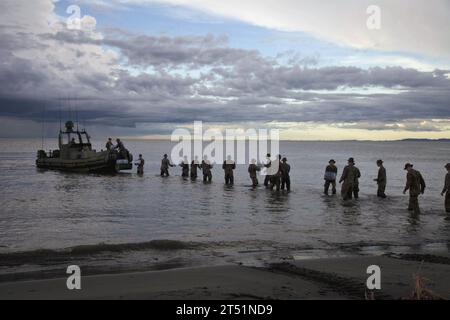 111010Z999-020 TURBO, Kolumbien (10. Oktober 2011) Marines, die dem 2. Amphibien-Bataillon, Bodenkampfelement, zugewiesen sind, entladen Vorräte von einem amphibischen Angriffsfahrzeug während einer Austauschmission von Experten der Amphibious-Southern Partnership Station. Die Marines werden an Bord des amphibischen Dock-Landungsschiffs USS Oak Hill (LSD 51) eingelassen, das an der Southern Partnership Station teilnimmt, einem jährlichen Einsatz von US-Militärtrainingsteams im US-Southern Command Area of Responsibility in der Karibik und Lateinamerika. (US-Armee Stockfoto