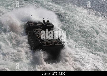 1102172554P-112 PUERTO BARRIOS, Guatemala (17. Februar 2011) ein amphibisches Angriffsfahrzeug startet vom amphibischen Dock-Landungsschiff USS Gunston Hall (LSD 44) zur Unterstützung der Amphibious Southern Partnership Station (A-SPS) 2011. A-SPS ist ein jährlicher Einsatz von US-Schiffen in den Zuständigkeitsbereich der US-amerikanischen Südkommandos in der Karibik und Lateinamerika. (US-Armee Stockfoto