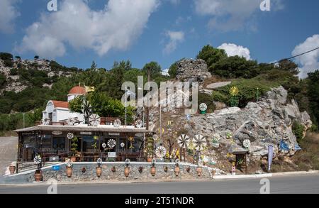 Lasithi Plateau, Kreta, Griechenland. 30.09.2023. Windmühlen, ferne Berge und Salatkulturen auf dem Lasithi-Plateau im Osten Kretas, Greec Stockfoto