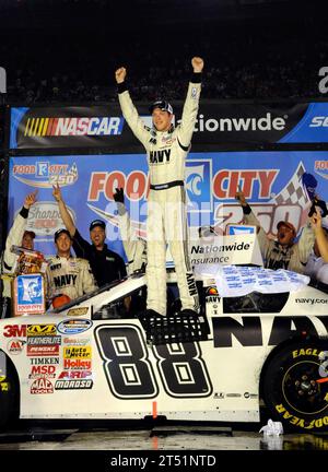 0808225345W-213 BRISTOL, Tenn. (22. August 2008) JR Motorsports Pilot Brad Keselowski feiert mit seiner Crew auf dem Bristol Motor Speedway in Bristol die Nummer 88 der U.S. Navy Chevrolet Monte Carlo, zusammen mit seiner Crew in der Siegesbahn, nachdem er die NASCAR Nationwide Series Food City 250 gewonnen hat. Keselowski überwand einen 37. Platz und gewann seinen zweiten Karrieresieg und gewann den zweiten Platz in der Gesamtwertung der nationalen Meisterschaft. Marineblau Stockfoto