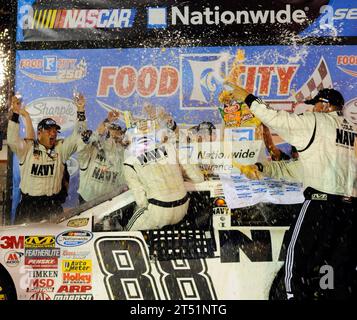 0808225345W-184 BRISTOL, Tenn. (22. August 2008) JR Motorsports Team-Mitglieder duschen Piloten Brad Keselowski mit Gatorade und Wasser in der Siegesbahn, nachdem sie die NASCAR Nationwide Series Food City 250 auf dem Bristol Motor Speedway in Bristol gewonnen hatten. Keselowski überwand einen 37. Platz und gewann seinen zweiten Karrieresieg und gewann den zweiten Platz in der Gesamtwertung der nationalen Meisterschaft. Marineblau Stockfoto