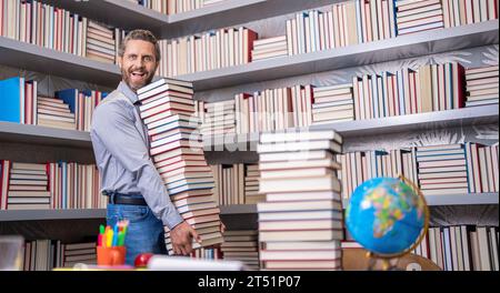 Lehrertag. Lehrerausbildung in der Schule. Wissenstag. Entdecken Sie die Welt durch Lesen. Der Mann bekommt eine Universitätsausbildung. Schulbildung beim Menschen Stockfoto