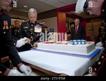 111108AC887-002 WASHINGTON (8. November 2011) Marineminister (SECNAV) der ehrenwerte Ray Mabus beobachtet als Kommandant des Marinekorps General James F. Amos schneidet das erste Stück Kuchen während einer Zeremonie im Pentagon, die den 236. Geburtstag des Marinekorps feiert. Marineblau Stockfoto